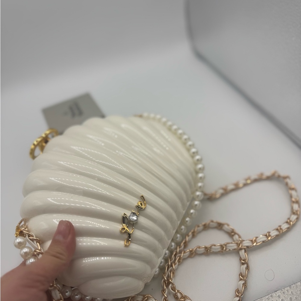 Elegant White Shell Crossbody Bag - Picture 5 of 7